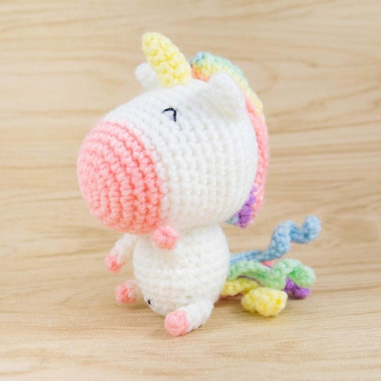 amigurumi-virkade-enhörning-tinker-färgglada-färger-svans-man