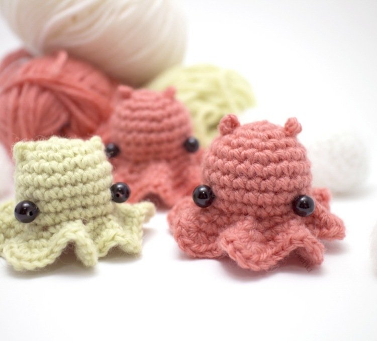 amigurumi-virkade-maneter-bläckfisk-rosa-gamla-vita-ull-knappögon