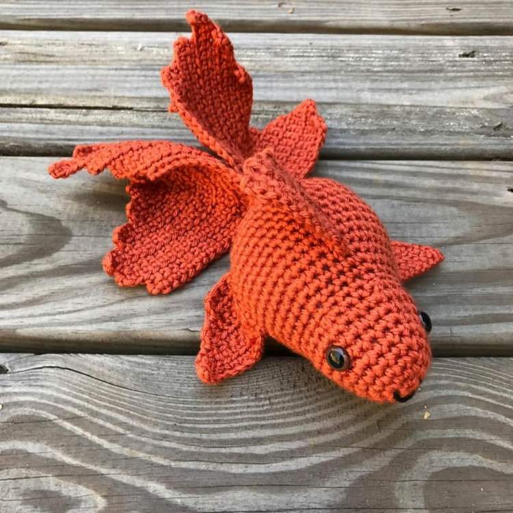amigurumi-virkade-fisk-apelsin-guldfisk-stimulering-lek-hobby