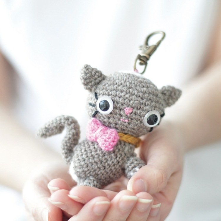 amigurumi-virkade-nyckelring-katt-ge bort-båge-vicka ögon