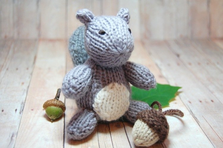 amigurumi-virkade-grå-ekorre-ekollon-stickning