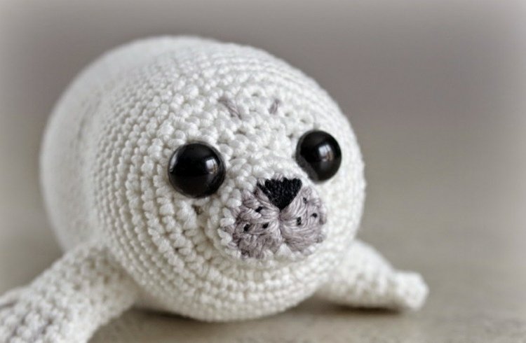 Amigurumi virkade sigill-vita-ögon-knappar-ben