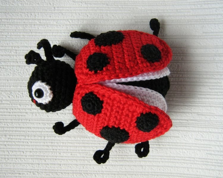 amigurumi-virkade-nyckelpiga-röd-svart-vit-virkade djur