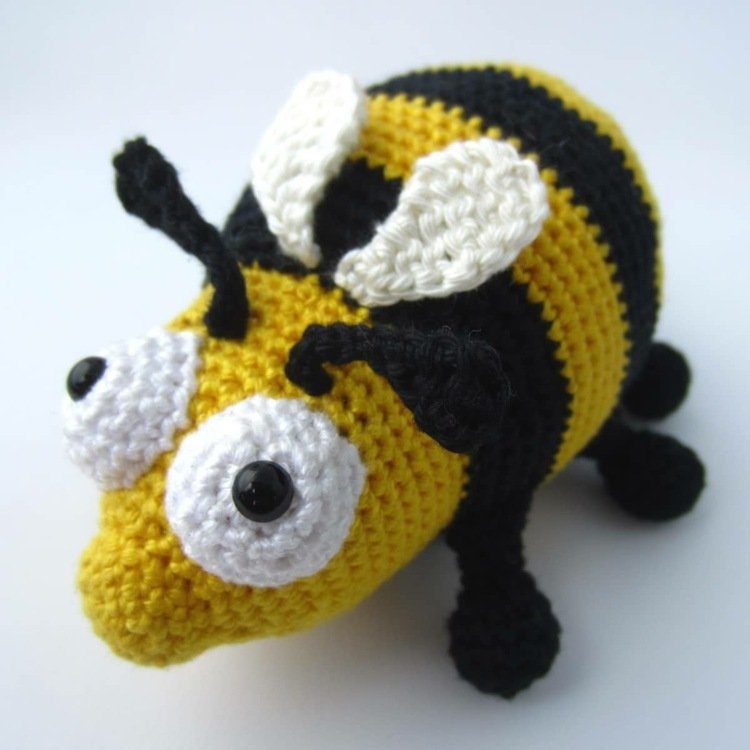 amigurumi-virka-bi-gul-svart-gåva-pyssla