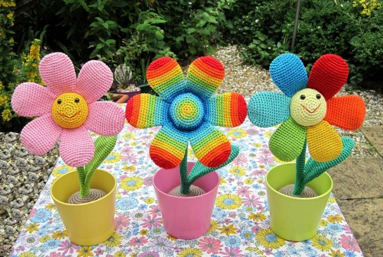 amigurumi-virkade-blommor-regnbågsfärger-blomkrukor-dekoration-idé