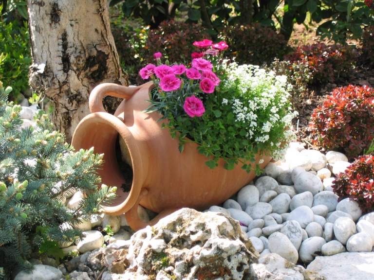 Amphora plantering liggande blomkruka sten trädgård