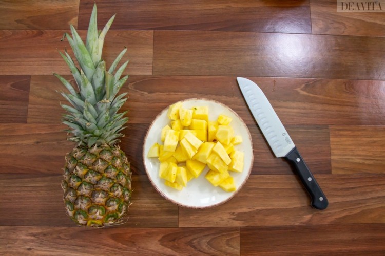 skär upp ananasskal i halva tärningar