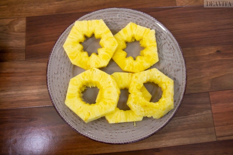 Korrekt skuren ananas dekorativa skivor kakskärare cirkel stjärna