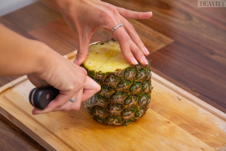 Skär ananas upprätt stå upp lång kniv