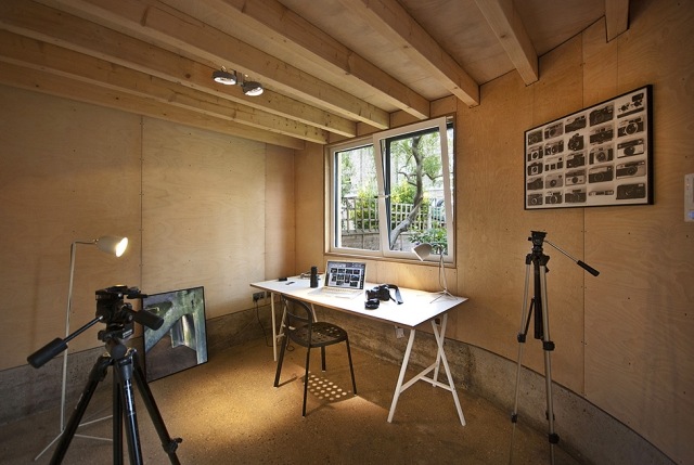 förlängning till huset studie kontor bord stol fotograf trä balk tak