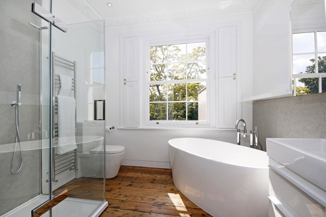 badrum nytt vitt glittrande golv trämaterial modernt