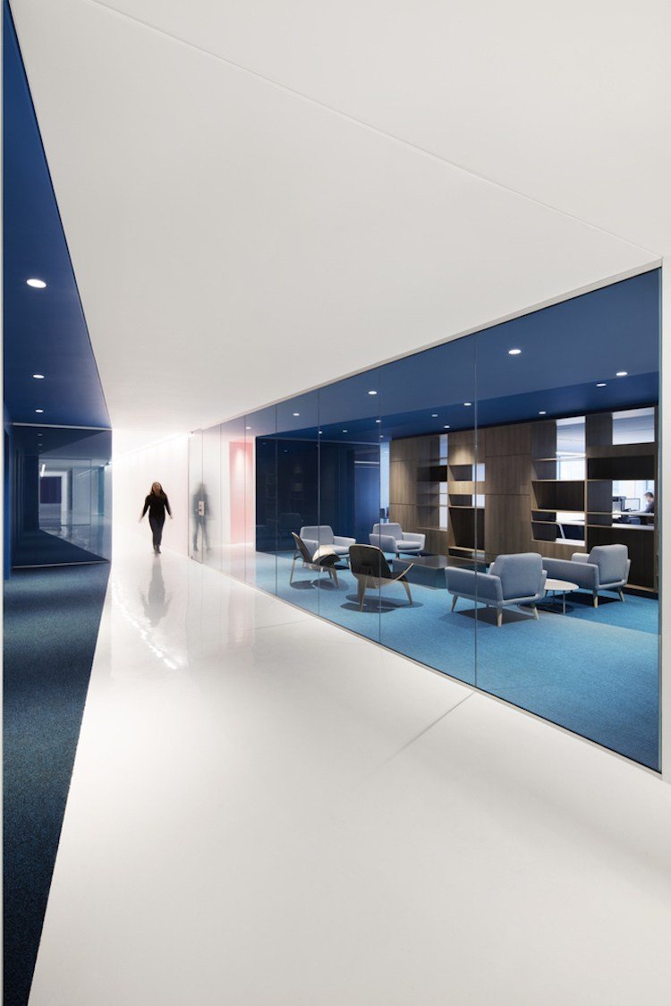 trevlig atmosfär-arbetsplats-färg-blå-glasväggar