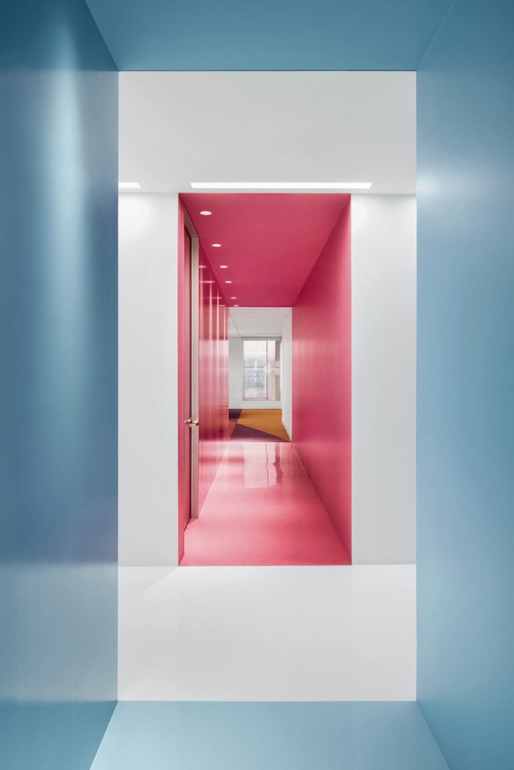 trevlig atmosfär-arbetsplats-färg-hall-blå-rosa-vit