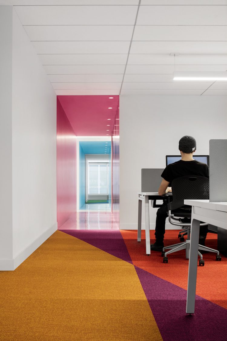 trevlig atmosfär-arbetsplats-färg-golv-getaltung-mattor