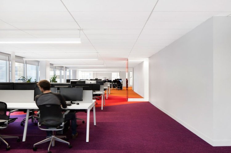 trevlig atmosfär-arbetsplats-färg-arbetsrum-lila-vit-orange