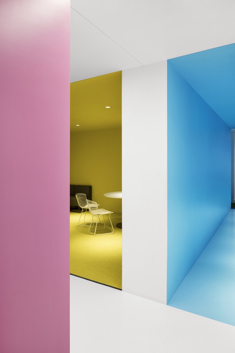 trevlig atmosfär-arbetsplats-färg-gul-blå-rosa-minimalistisk