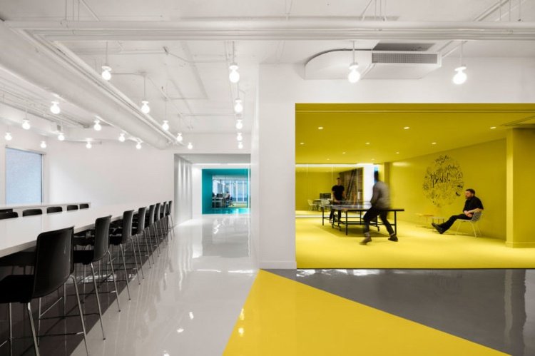 en trevlig atmosfär-arbetsplats-färg-gul-grå-vit-kombinera