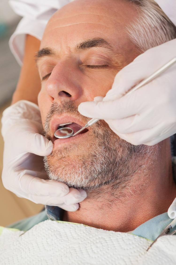 behandla under narkos rädsla för tandläkare bedövning använda munspegel