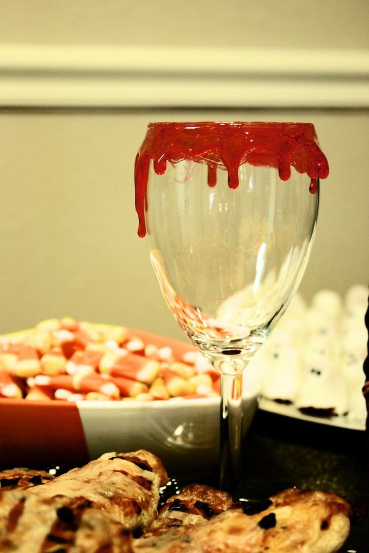 Halloween bordsdekorationer-vinglas-röd-gelé-kant