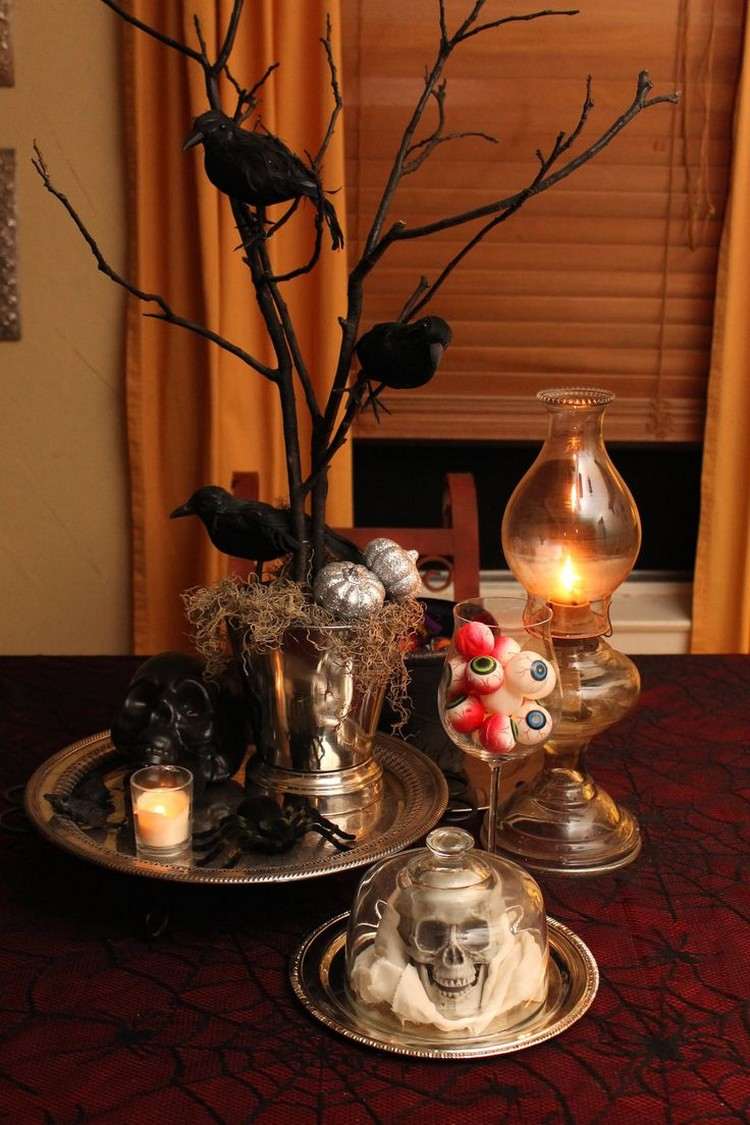 Halloween-bord-dekorationer-silver-brickor-ögon-glas-korp-grenar