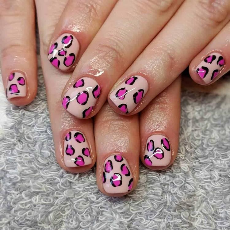 rosa nageldesigner för korta naglar Animal Print Nails nageltrend