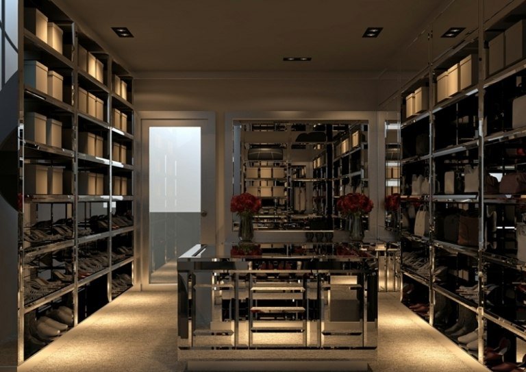 Omklädningsrum-inredning-walk-in-closet-metall-hyllor
