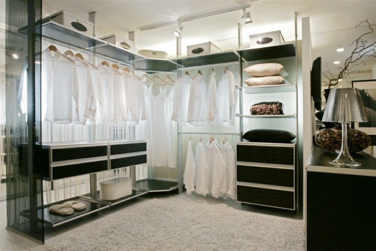 Omklädningsrum-inredning-rumsavdelare-modern-svart-metall-kläder-rack-golv