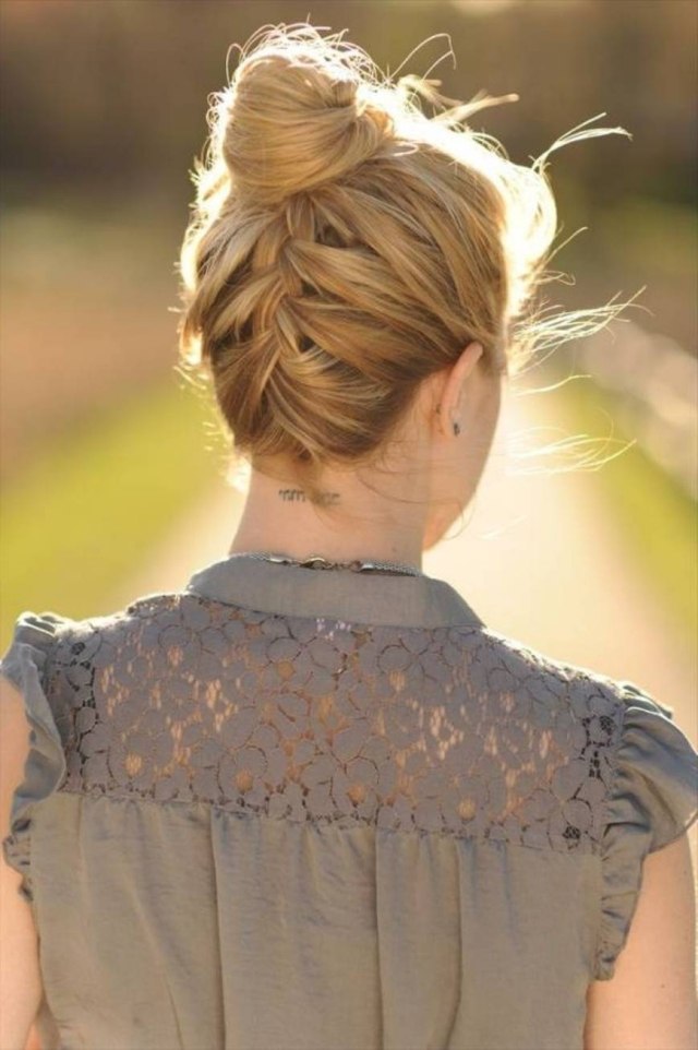 upp och ner-fransk-fläta-fläta-i-halsen-casual-chignon