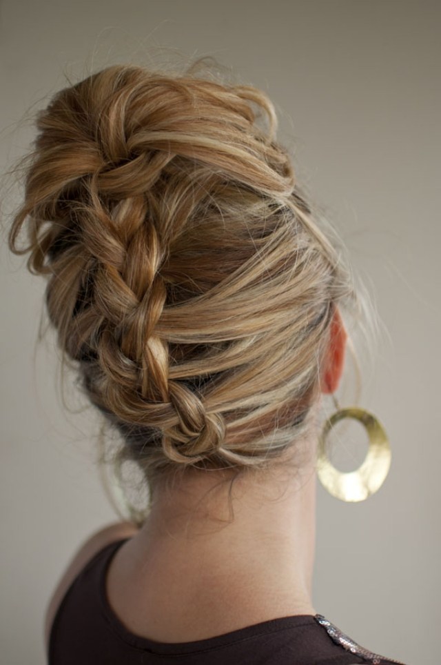 Fläta-hår-på-huvudet-i-en-lös-chignon