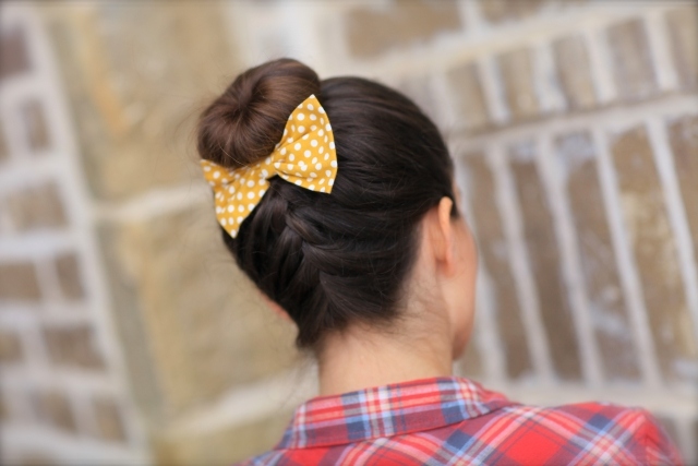 flätad-updo-elegant-hår-smycken-rosett