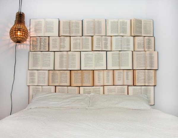 diy-sänggavel-säng-öppnade-böcker-dekorativa-belysta-hängande-lampa