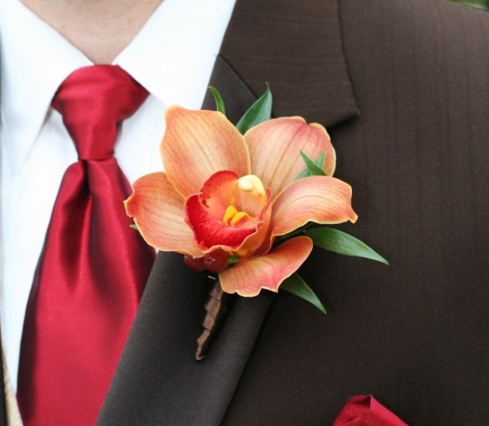 Silkeslips-röd-knapphål-boutonniere-bröllop-på hösten