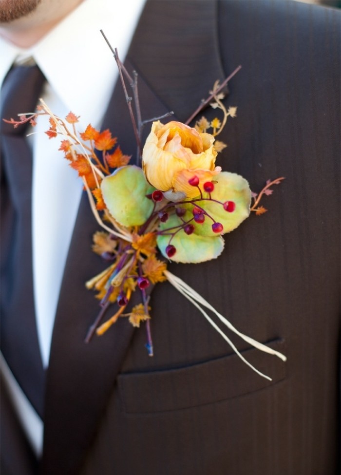 extravagant-blomma-arrangemang-på-lapel-mörk satin slips