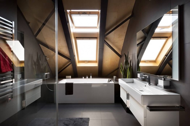 antracit-färg-modern-vind-lägenhet-badrum-badkar-takfönster-dusch-glasvägg