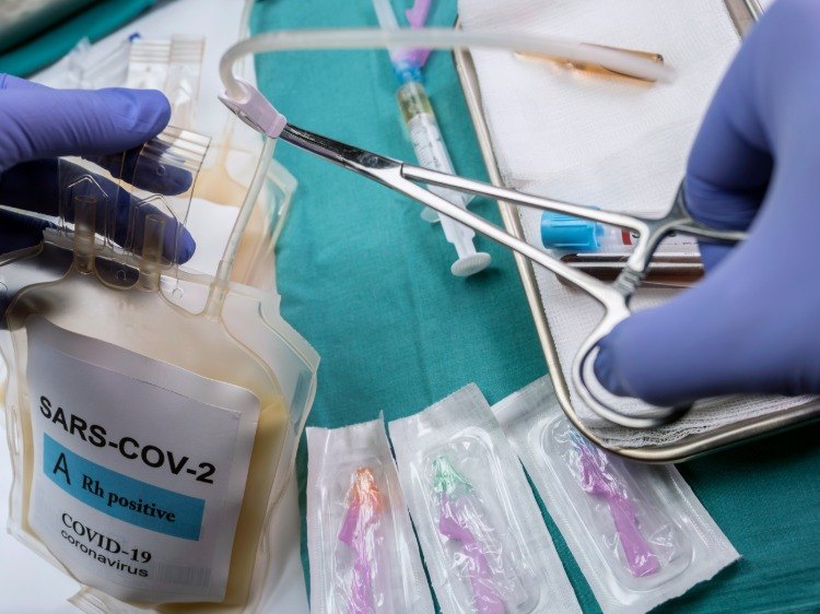 Blodplasma tas från infekterad patient med coronavirus för behandling av covid 19