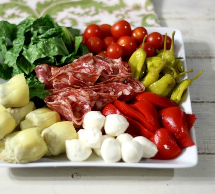 Gör din egen antipasti -smak-grönsaker-korvspecialiteter-servera
