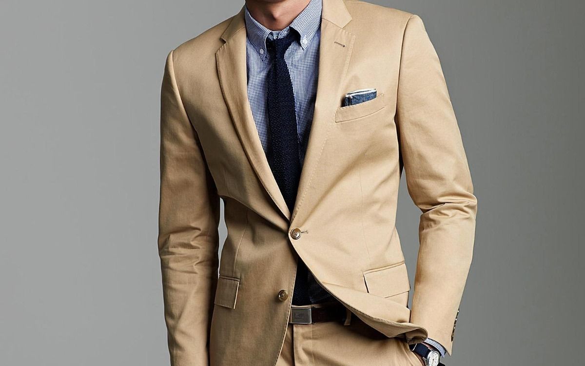 sommardräkt för herrar i ljusbrun av batiste chambray -tyg med slips och rutig skjorta