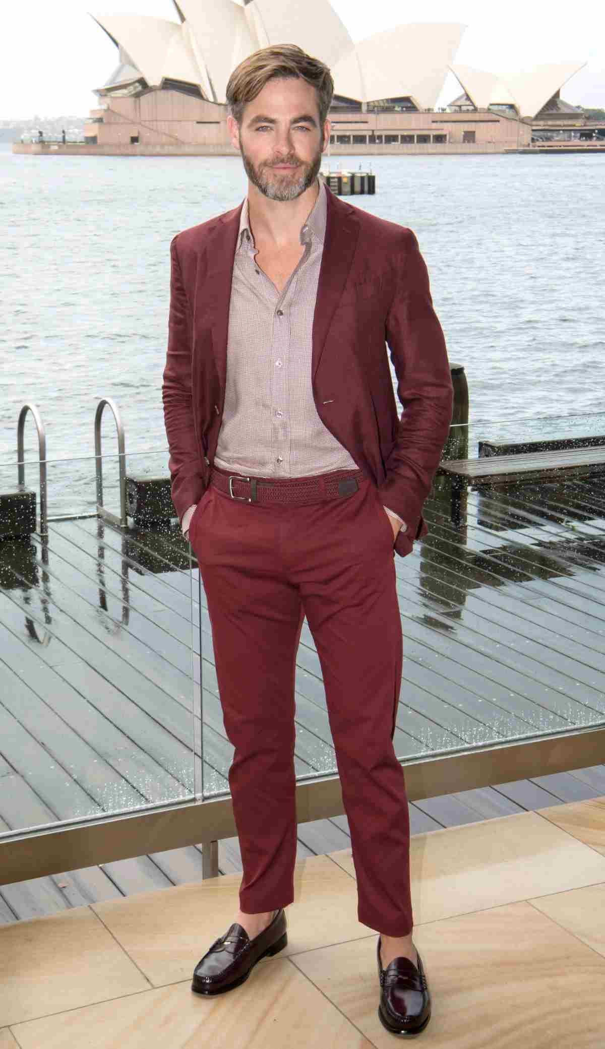 chris pine bär en rödbrun kostym på sommaren i trenden med vinröda eller vinröda färger