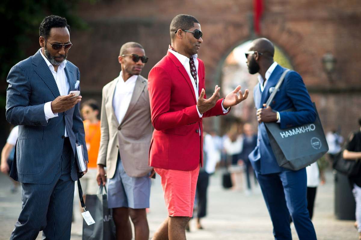 Använd en kostym med korta byxor i ljusröda färger på sommaren