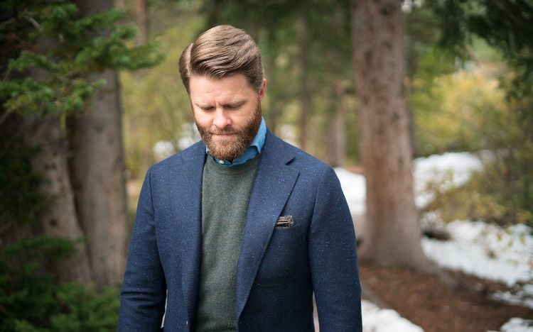 kostym trender 2019 elegant herrkläder designer bröllopstillfällen catwalk modeshow tröja merinoull blå denimskjorta skog