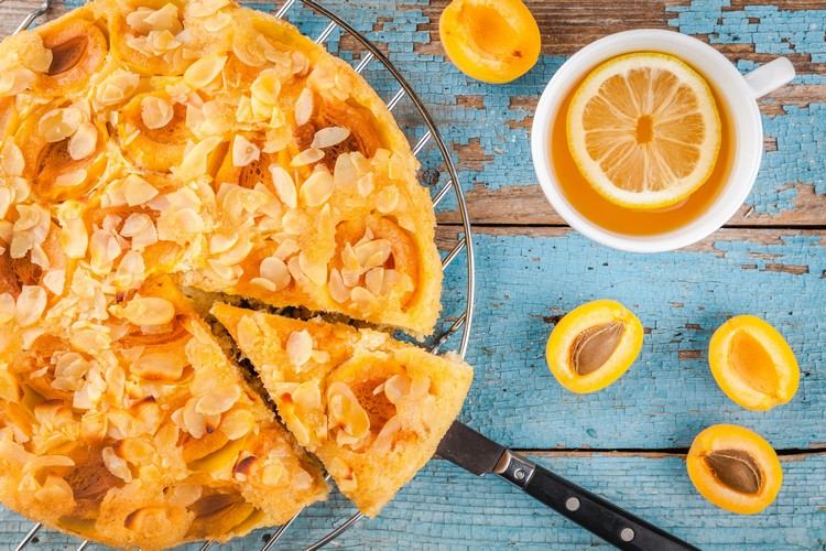 ljusa sommar desserter med frukt aprikoskaka med lavendel recept