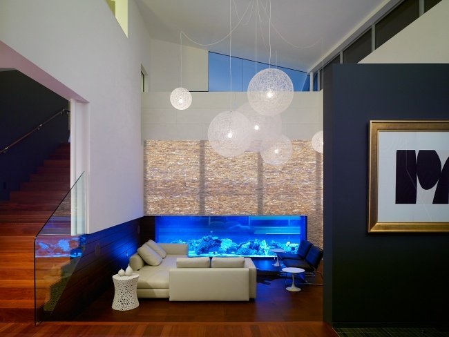 akvarium modernt vardagsrum trägolv blå lampor