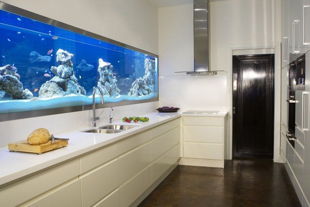 akvarium idéer dekoration kök bakvägg stenar vita köksskåp