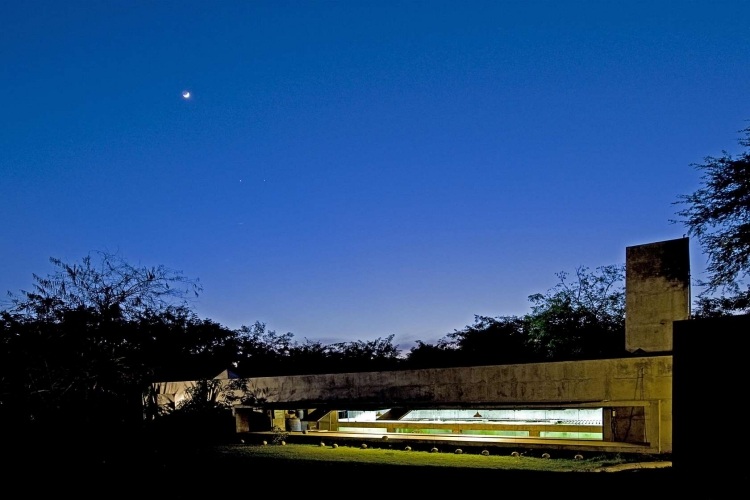 Inomhus akvarium-betong-hus-kväll-belysning-arkitektur-minimalistisk-design
