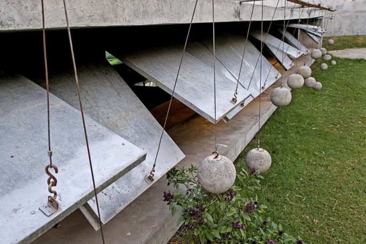 betong-hus-ljus-fönsterluckor-boll-vikt-utomhus-system