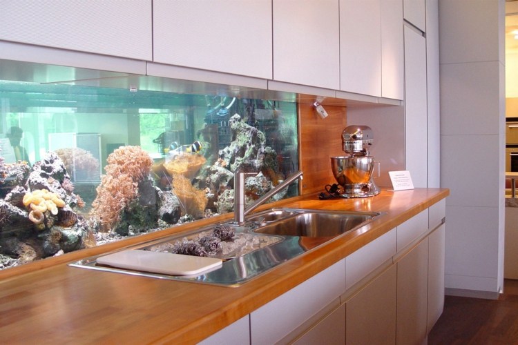 Akvarium i väggen integrerat kök sätta upp väggdekoration idéer