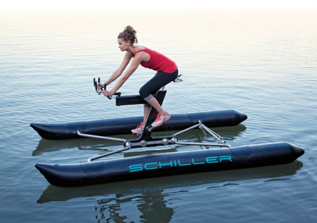 Kvinna-cykel-på-vatten
