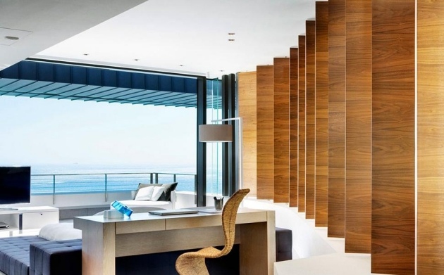 Hem-kontor-i-sovrummet-havsutsikt-designer-vägg-trä lameller