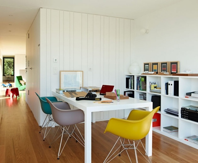 Färgglada-stolar-hemmakontor-arbete-vita-skrivbord-hyllor-öppna