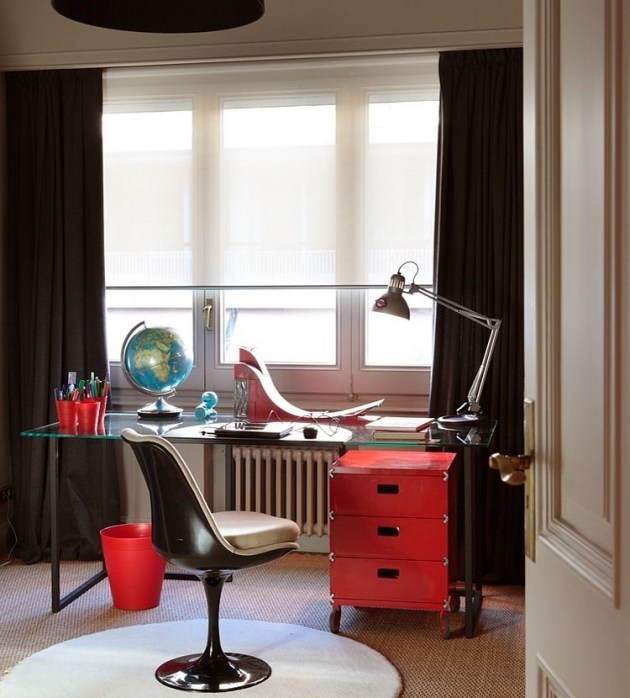 Idéer-för-studie-hemma-röda-accenter-designer-stol-glas-skrivbord-topp